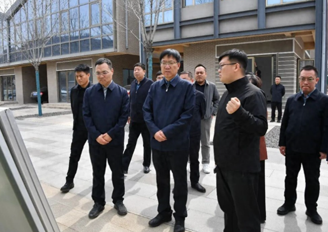 山西乡宁县委书记李永芳在紫砂陶小镇就特色产业发展工作进行调研